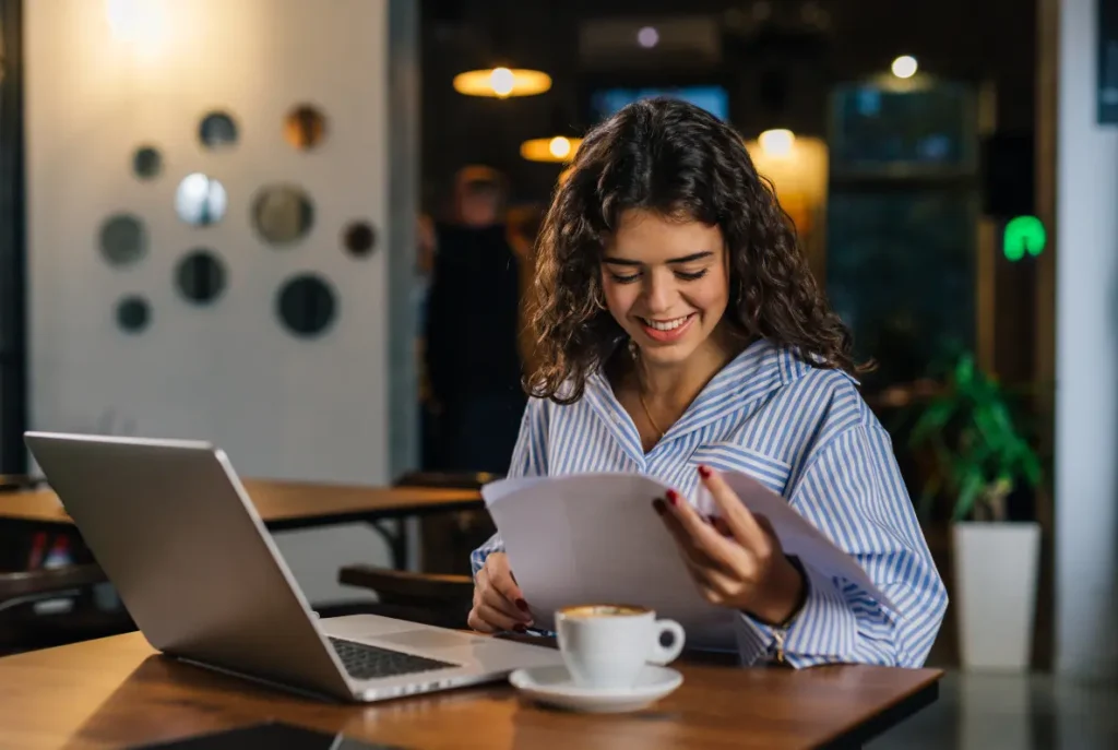 Seguro para equipamentos portáteis protegendo notebook e câmera de trabalho - Camargo Corretora de Seguros e Planos de Saúde
