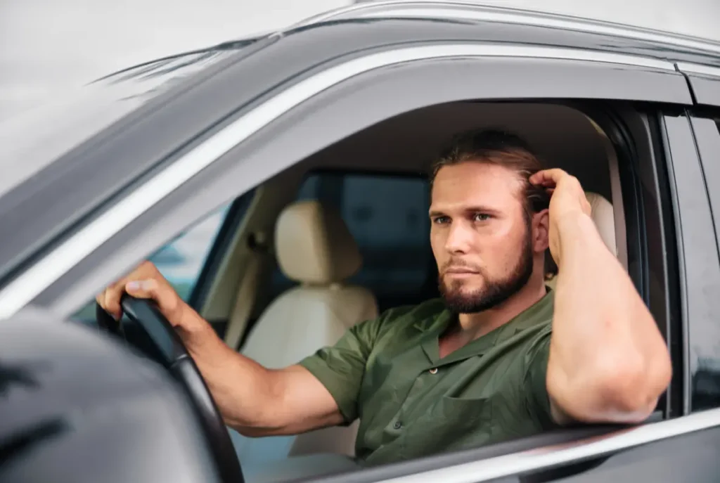 seguro de automóvel com aumento de preços e motorista preocupado - Camargo Corretora de Seguros e Planos de Saúde